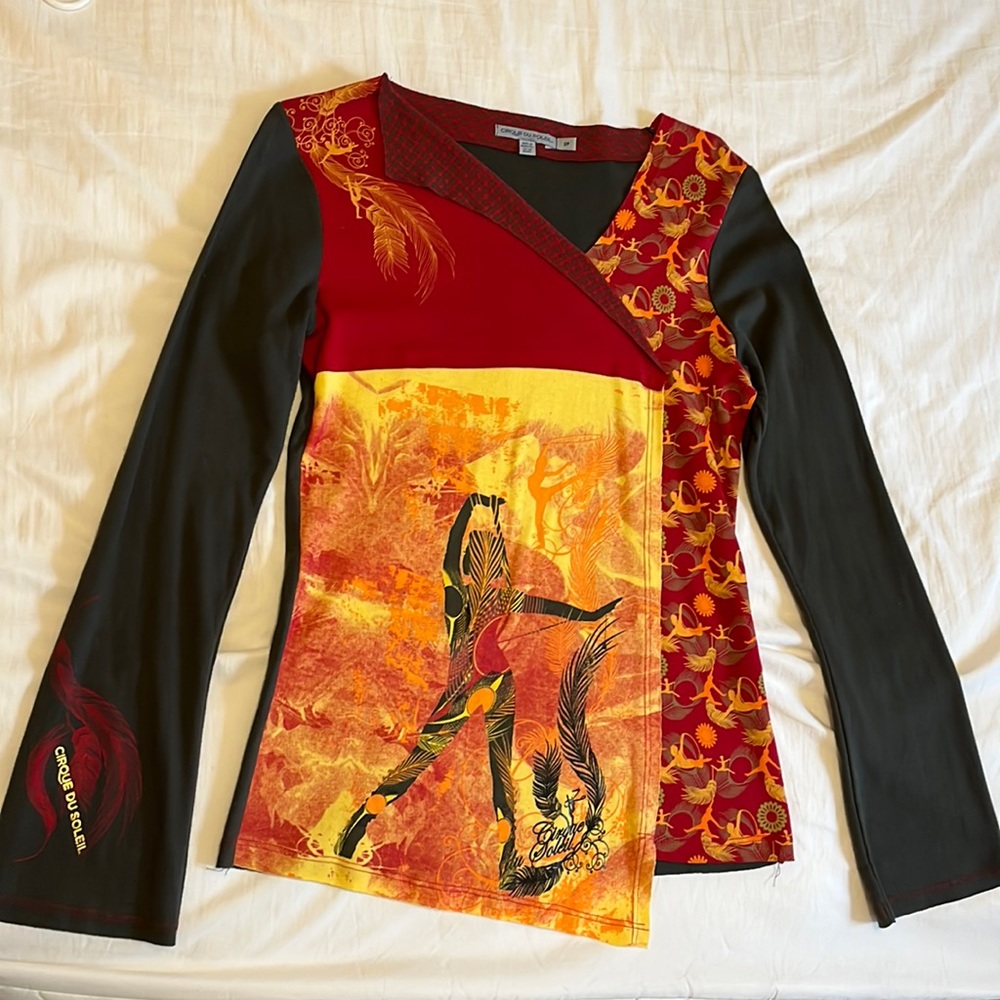 Cirque du Soleil - women’s small long sleeve shirt